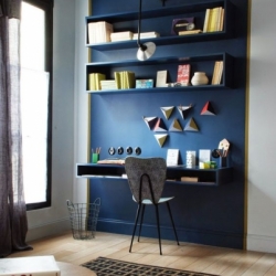 Angolo studio parete blu via Pinterest